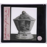 L'Art français des origines à 1800 - d'après les collections du Petit Palais (Exposition universelle de 1900). II. XVIIe et XVIIIe siècles. Jardinière en faïence de Sceaux.