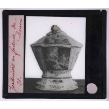 L'Art français des origines à 1800 - d'après les collections du Petit Palais (Exposition universelle de 1900). II. XVIIe et XVIIIe siècles. Jardinière en faïence de Sceaux.