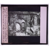 Oise, Meuse, Seine-et-Marne et Ardennes en 1918. Noyon : En présence de Mr Noël, on accroche le drapeau à l'H. de Ville.