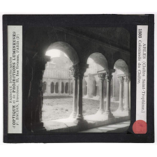Midi de la France. Arles (Cloître Saint-Trophime). Colonnade du Cloître.