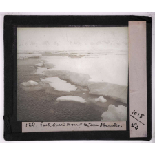 La Glaciation dans les régions polaires antarctiques (Glaciers, iceberg et banquises). Pack épais devant la terre Alexandre.