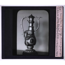 Galerie d'Apollon. Vase antique de sardonyx, orfèvrerie française XIIe. Ancien trésor de St Denis.