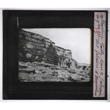 La Structure du sol. Faille dans le calcaire des falaises d'Angoulins.
