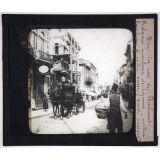 Roumanie. Dans les rues de Bucarest. Bulgare marchand de légumes, voiture luxueuse à cocher russe, grande enseigne.
