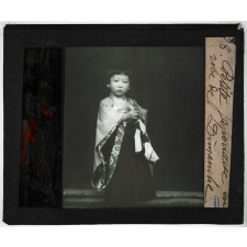 Enfants, jardins japonais. Petite japonaise en robe de dimanche.