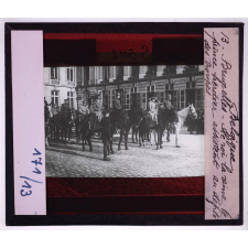 La Belgique en 1918. Bruxelles, le roi, la reine, le prince héritier assistent au défilé des troupes.