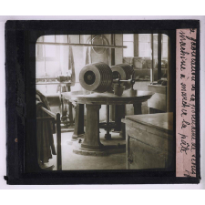 La Fabrication de la porcelaine à la Manufacture Nationale de Sèvres. Machine à marcher la pâte.