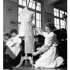 Coopératives scolaires : cours complémentaire de Béthune, un atelier de couture