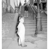 Ceux qui ne partent pas en vacances : enfants à Montmartre en été
