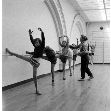 Lycée Duruy : le gymnase. Un entraînement à la barre fixe.