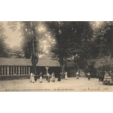 Ecole primaire supérieure de Jeunes Filles - La Cour de Récréation.
