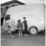 Service de santé scolaire et universitaire : dépistage de la tuberculose grâce au camion radiologique léger.