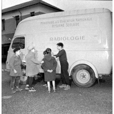Service de santé scolaire et universitaire : dépistage de la tuberculose grâce au camion radiologique léger.
