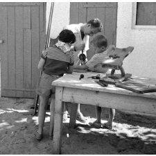 Ligue française de l'Enseignement : camp familial de vacances, les travaux manuels