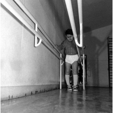 Centre de réadaptation fonctionnelle : des élèves procèdent à des exercices de rééducation physique.