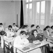 Collège d'enseignement technique pour jeunes filles. Des élèves pendant un cours de sciences.