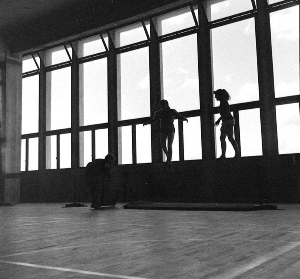 Salle de sports du lycée de jeunes filles : le cours de gymnastique.