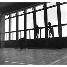 Salle de sports du lycée de jeunes filles : le cours de gymnastique.