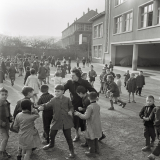 Groupe scolaire intercommunal, Nancy : la cour des garçons à l'heure de la récréation. 