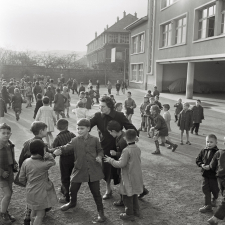 Groupe scolaire intercommunal, Nancy : la cour des garçons à l'heure de la récréation.