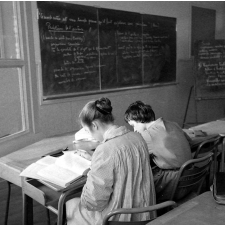 Lycée-pilote mixte de Montgeron. Deux élèves en activité dans une classe.