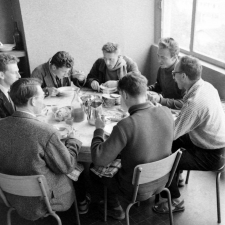 Lycée de Saint-Lô : le réfectoire des garçons à l'heure du déjeuner.