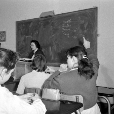 Collège d'enseignement technique pour jeunes filles. Une classe en activité lors d'un cours de lettres. 
