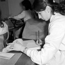 Collège d'enseignement technique pour jeunes filles. Le cours de sténodactylographie, une élève à l'entraînement.