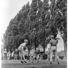 Pratique du sport sur un stade parisien : les élèves effectuent exercices et jeux.