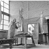 Ecole des Arts Décoratifs : la sculpture. Encollage de bandes de papier.