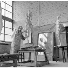 Ecole des Arts Décoratifs : la sculpture. Encollage de bandes de papier.
