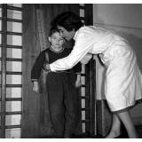 Centre de réadaptation fonctionnelle : des élèves procèdent à des exercices de rééducation physique (apprentissage station  debout par planche de soutien).