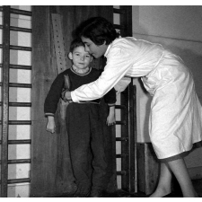 Centre de réadaptation fonctionnelle : des élèves procèdent à des exercices de rééducation physique (apprentissage station  debout par planche de soutien).