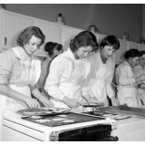 Collège d'enseignement technique pour jeunes filles. Le cours de cuisine. La fabrication d'un plat.