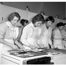 Collège d'enseignement technique pour jeunes filles. Le cours de cuisine. La fabrication d'un plat.