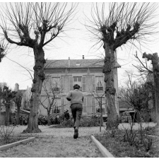 Ecole primaire de Montgeron. Les élèves attendent devant le bâtiment de la cantine scolaire.