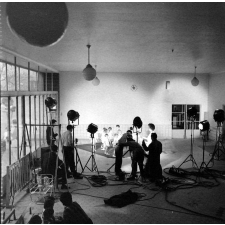Ecole maternelle de Paris, l'enseignement ménager. Les élèves, éclairés par des projecteurs, forment une ronde et sont filmés.