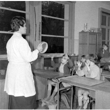 Centre de réadaptation fonctionnelle : l'éducatrice et les enfants travaillent les rythmes musicaux.