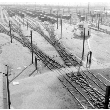 Gare de triage. Les voies et l'alignement des wagons.