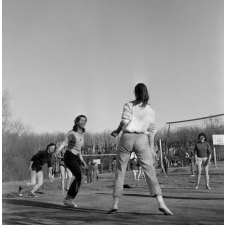 Lycée-pilote mixte de Montgeron. Les élèves pendant un match féminin de volley.