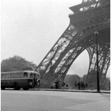 Méthode Freinet, école primaire de la Seine, classe promenade : les élèves sont au pied de la Tour Eiffel.