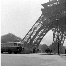 Méthode Freinet, école primaire de la Seine, classe promenade : les élèves sont au pied de la Tour Eiffel.