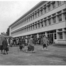 Rentrée scolaire au nouveau lycée-collège d'Orsay : Les élèves se rassemblent à l'entrée des salles de classe