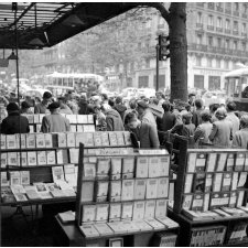 Rentrée scolaire : le boulevard Saint-Michel. La foule devant les étalages des libraires.