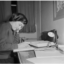 Collège d'enseignement technique pour jeunes filles. La cabine de la maîtresse d'internat du dortoir jaune.