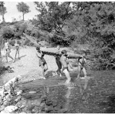 Jeunesse au plein air : colonie de Saumanes, le radeau de la colonie