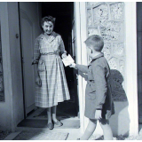Méthode Freinet, classe promenade : un élève distribue un programme au porte-à-porte.