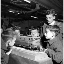 Salon du modélisme. La réplique d'une locomotive.