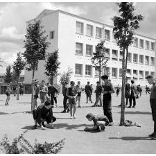 Ecole nationale d'enseignement technique de Montluçon : cour de récréation