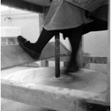 Lycée-pilote mixte de Montgeron. Les pieds d'une élève actionnant un tour.
